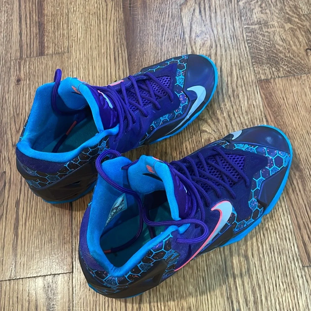 Boy’s Nike LeBron XI Summit Lake Hornets Sneakers. Size 6Y. Excellent/Like New.